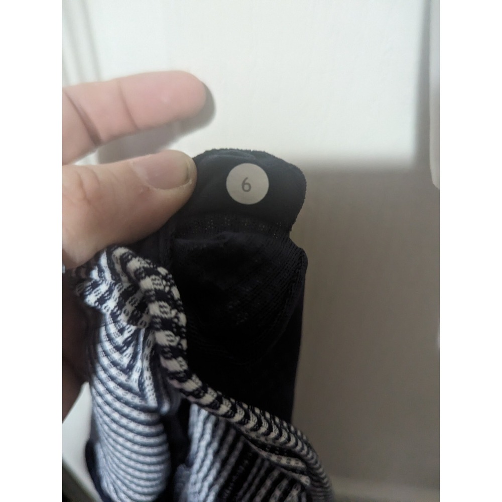 Lululemon‎ Practice Freely Inkwell Tank Size 6 EUC Navy Blue White - Picture 6 of 10